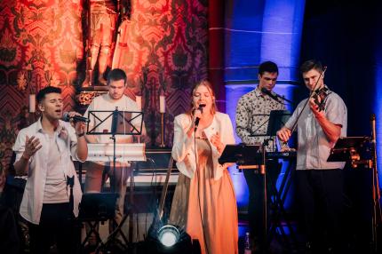 Band singt und spielt bewegt für Gott