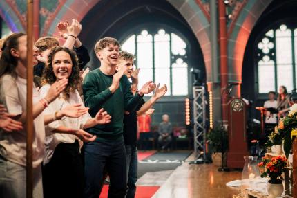 Junge Menschen jubeln und freuen sich