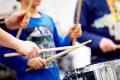 kinder spielen auf Instrumenten