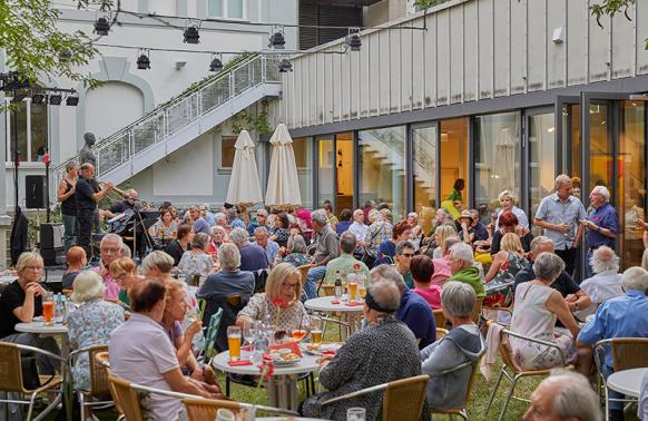 Sommerfest im Museumshof mit Liveband und Besuchern