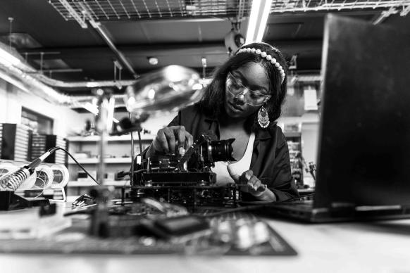 Frau im Makerspace