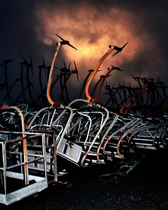 Sessellifte nach einem vors&auml;tzlich gelegten Waldbrand im Licht des Sonnenuntergangs