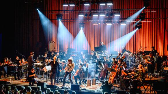 Rock-Gitarrist mit Frankfurter Sinfoniker