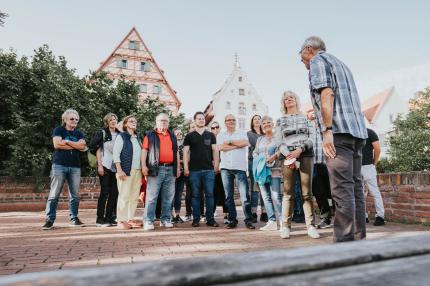 Gäste mit Gästeführer auf der Ulmer Stadtmauer