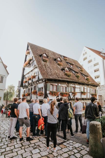 Gästeführungsgruppe vor dem Schiefen Haus im Ulmer Fischer-und Gerberviertel