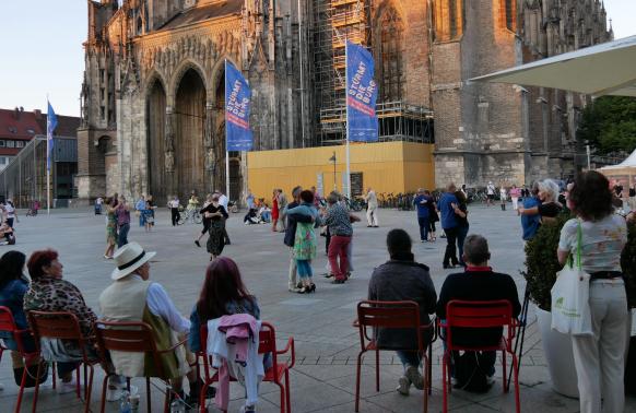 Tanzpaare auf dem M&uuml;nsterplatz