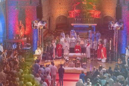 Foto vom vollen Innenraum der Kirche