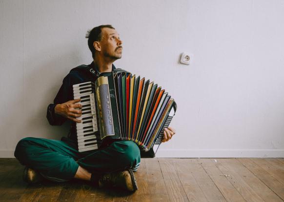 Mr Pongratz mit Akkordeon