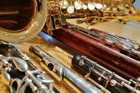 Alle Holzblasinstrumente sind in Teilen zu sehen.