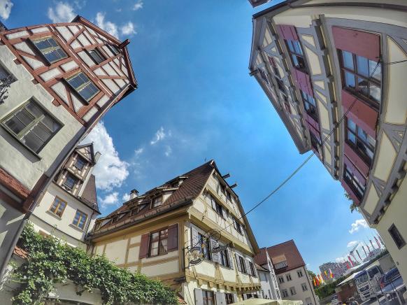 Ulm mit Blick in den Himmer "Hans guck in die Luft"