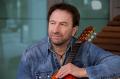 Clemens Bittlinger mit Gitarre
