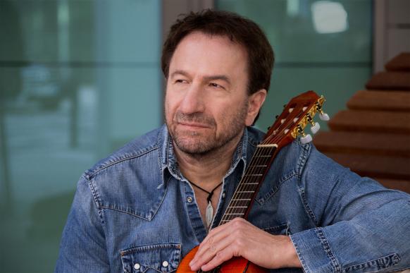 Clemens Bittlinger mit Gitarre