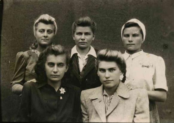 Fünf Frauen im Lager Sozgorod, bei Kriwoi Rog / Krywyj Rih (Ukraine), 28.8.1945