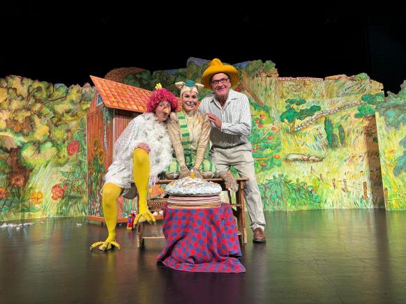 Drei Schauspieler auf einer Bühne in Kostümen