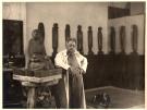 Ernst Barlach in seinem Atelier neben seiner Skulptur Mutter und Kind.