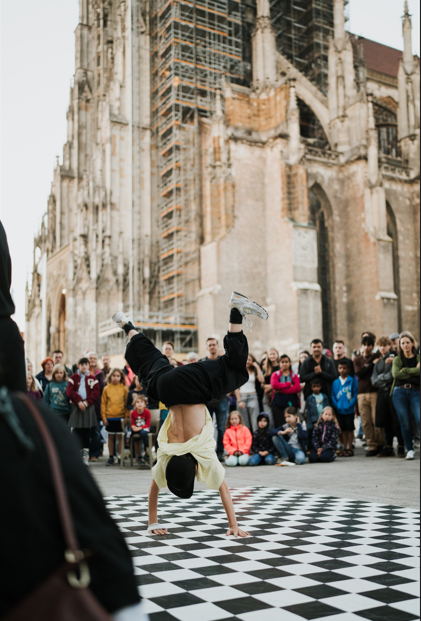 Handstand vor dem M&uuml;nsterportal