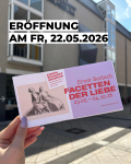 Das Bild zeigt eine Einladungskarte zu der Ausstellung Ernst Barlach.Facetten der Liebe, die vor dem Edwin Scharff Museum in die Luft gehalten wird.