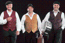 Drei Musiker mit Trommel und Koffer