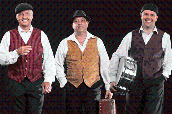 Drei Musiker mit Trommel und Koffer