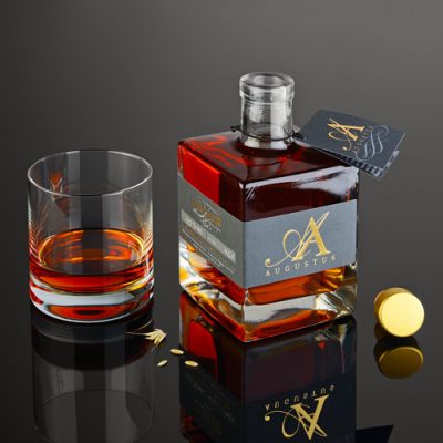 Whiskyflasche und Glas