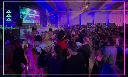 Zwanzig Leute haben sich im Cosplay Showcase 2022 auf der Bühne gezeigt. Zahlreiche Menschen schauten es sich vor der Bühne an.