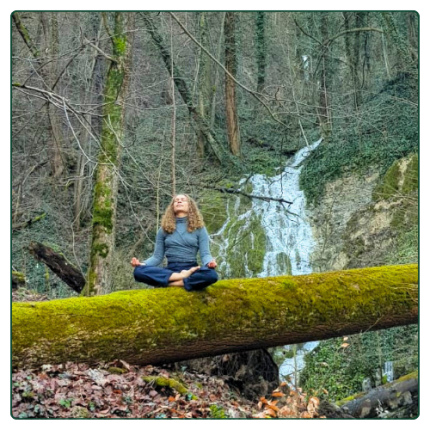 Noemi im Lotussitz im Wald