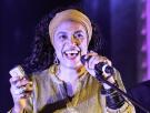 Siyou Isabelle Ngnoubamdjum die Frontsängerin mit einem Mikrofon