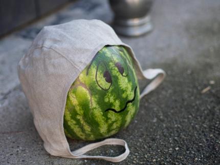 Melone mit Mütze und aufgemaltem Gesicht