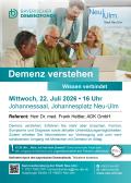 Mehrere Personen die an einem Tisch vor dem Laptop sitzen. Ein j&uuml;ngerer Mann h&auml;lt ein Tablet in der Hand und die Seniorin l&auml;chelt den jungen Mann an.