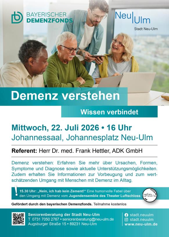 Mehrere Personen die an einem Tisch vor dem Laptop sitzen. Ein j&uuml;ngerer Mann h&auml;lt ein Tablet in der Hand und die Seniorin l&auml;chelt den jungen Mann an.
