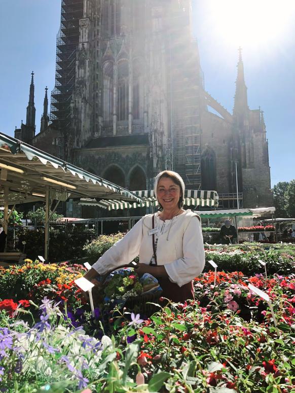 Gästeführerin auf dem Ulmer Wochenmarkt im historischen Gewand