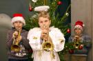 3 junge Trompeter in weihnachtslicher Kleidung