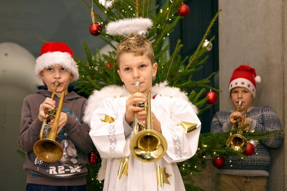 3 junge Trompeter in weihnachtslicher Kleidung