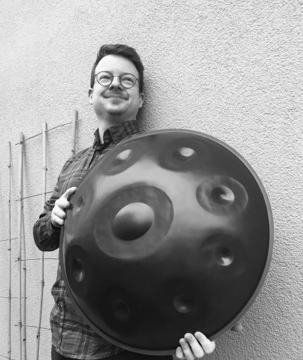 Handpan-Spieler Florian Baur