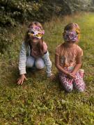 Kinder mit Masken