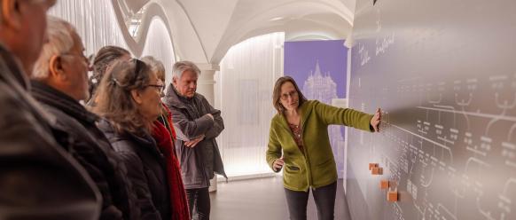 Gäste mit Gästeführerin im Museum