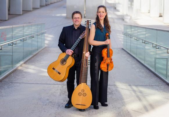 Zwei Musiker*innen mit Intstrumenten