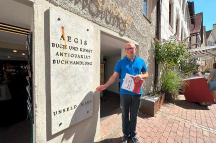 Gästeführer Hr. Xeller vor der Aegis (Unseld haus).