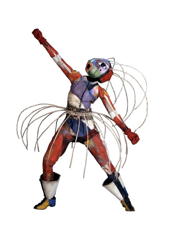 Zu sehen ist die Skulptur Bühnenkostüm Toboggan-Frau, Entwurf um 1921 von Lavinia Schulz (1896-1924) und Walter Holdt (1899-1924).<br/><br/>Das Kunstwerk ist ein Ganzkörperanzug aus Draht, Leinenfaser, Pappe, und Farbe mit den Maßen<br/>180 x 142 x 90?cm.