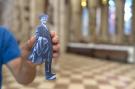 Gästeführer hält Hesse-Figur