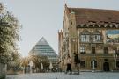 Ulm Marktplatz mit Fischkastenbrunnen, Rathaus (rechts) und Glaspyramide (Stadtbibliothek) im Hintergrund