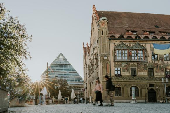Ulm Marktplatz mit Fischkastenbrunnen, Rathaus (rechts) und Glaspyramide (Stadtbibliothek) im Hintergrund