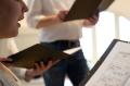 S&auml;nger mit Notenmappen in der Hand