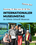 Das Bild zeigt ein Veranstaltungsplakat des Internationalen Museumstags im Edwin Scharff Museum am 17. Mai 2026. Die H&auml;lfte des Bildes ist hellblau, die andere H&auml;lfte ziert ein Foto des Theaters.