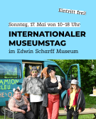 Das Bild zeigt ein Veranstaltungsplakat des Internationalen Museumstags im Edwin Scharff Museum am 17. Mai 2026. Die H&auml;lfte des Bildes ist hellblau, die andere H&auml;lfte ziert ein Foto des Theaters.