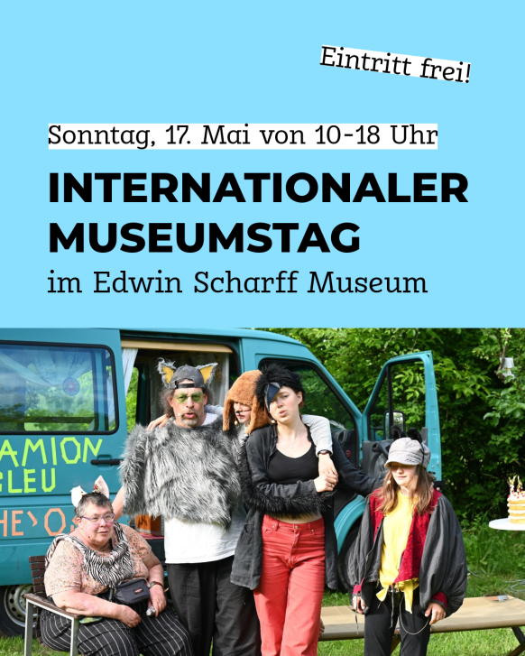 Das Bild zeigt ein Veranstaltungsplakat des Internationalen Museumstags im Edwin Scharff Museum am 17. Mai 2026. Die H&auml;lfte des Bildes ist hellblau, die andere H&auml;lfte ziert ein Foto des Theaters.