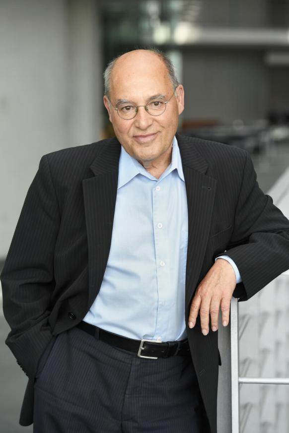 Gregor Gysi lehnt stehend an einem Gel&auml;nder