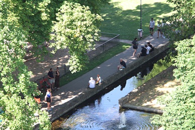 Ein Teil des Karlsplatzes auf der Seite des Spielplatzes, Mauer am Wasser.