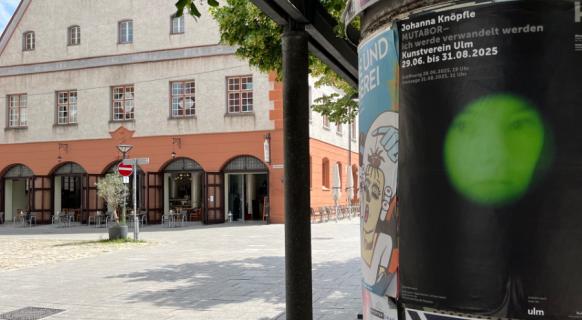 Blick auf das Ulmer Schuhhaus mit dem Plakat der Ausstellung Mutabor.