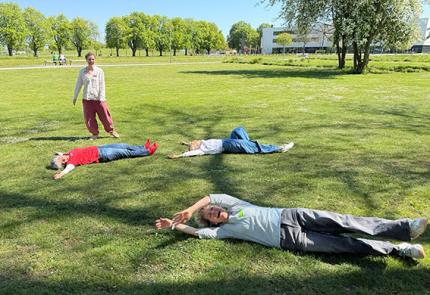 Im Gras w&auml;lzen-Lachen